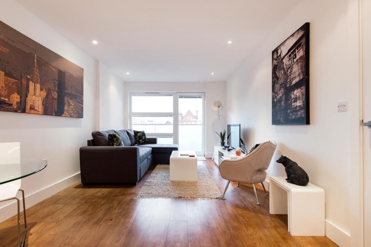 Luxury 2-bed Flat Parking And Close To The Tube Apartamento